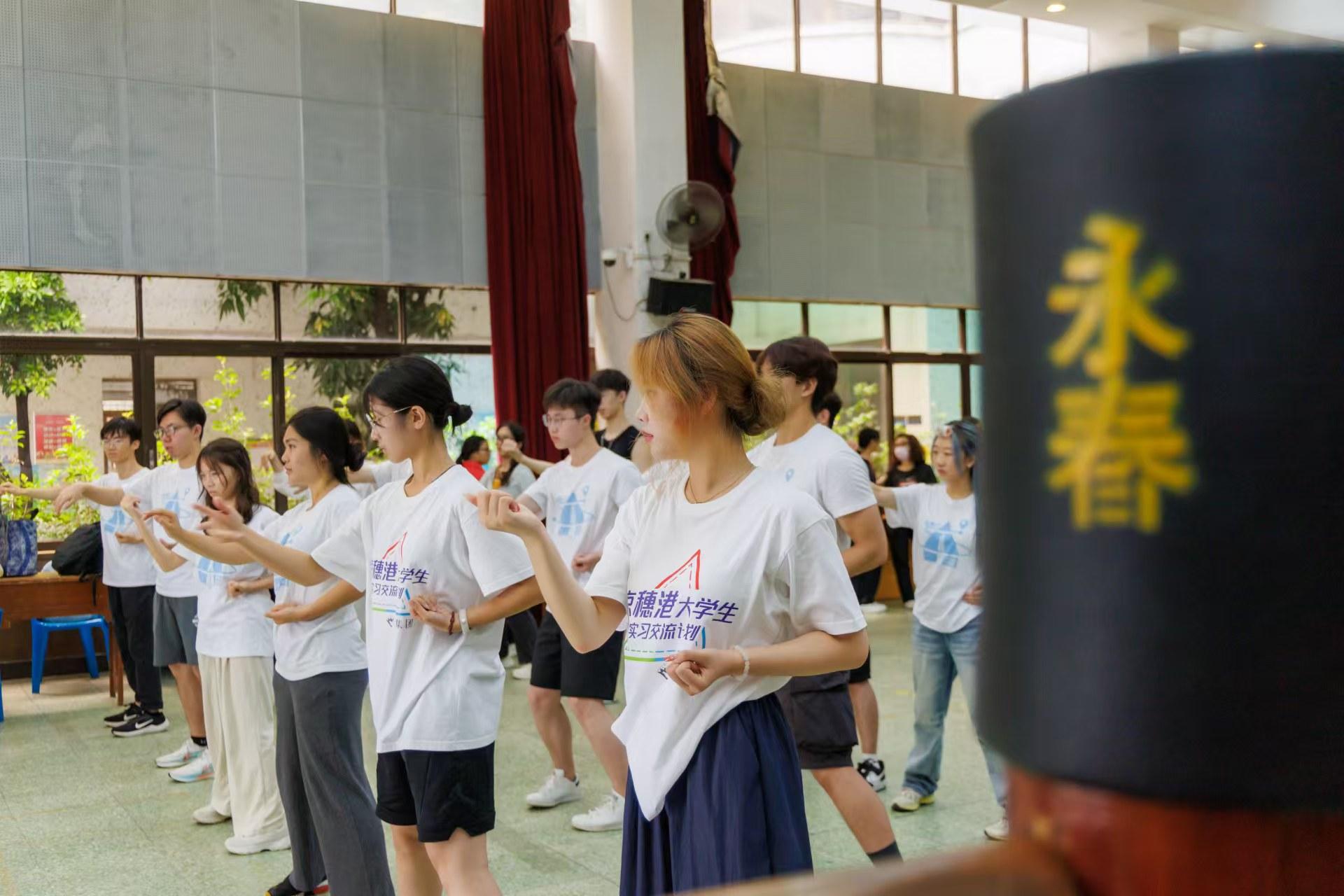 记穴位、贴三伏贴、分析数据这批京港穗大学生的暑期实习生活这样kaiyun体育网页版过(图3)